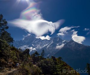 16  NPL-58872--Light-Show-over-Thamserku--Pan-(2).jpg